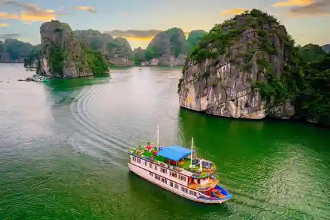 Hanoi: Crucero de 2 días por la Bahía de Ha Long y Lan Ha con Kayak