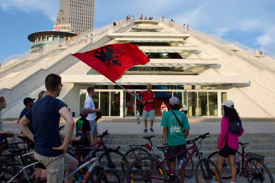 Fahrrad- & E-Bike-Tour in Tirana: Highlights der Stadt, Grand Park & See. Foto: GetYourGuide Fahrrad- & E-Bike-Tour in Tirana: Highlights der Stadt, Grand Park & See. Foto: GetYourGuide