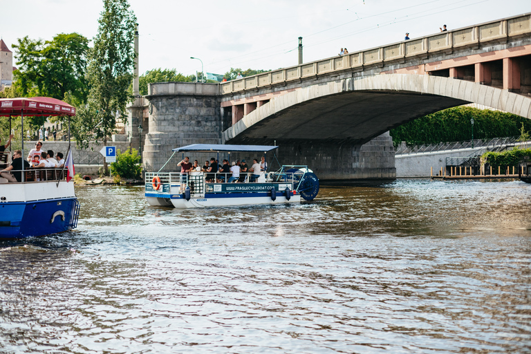 Praga: nadando em uma bicicleta de cerveja em um barco