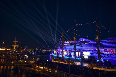 Hamburg: Licht- und Feuerwerksshow Hafengeburtstag vom Schiff ausBarge Erfahrung