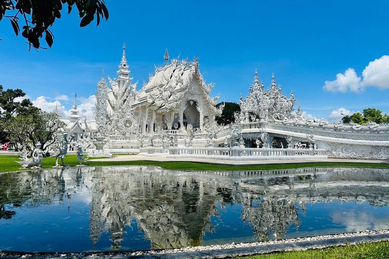 Excursión a los templos rojo, azul y blanco y a las aguas termales desde Chaing MaiTemplos rojos, azules y blancos y viaje a aguas termales desde Chaing Mai