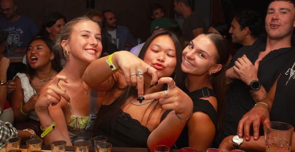 Nizza: Orange Kneipentour – 4 Shots & Eintritt zu den Clubs – Partystimmung