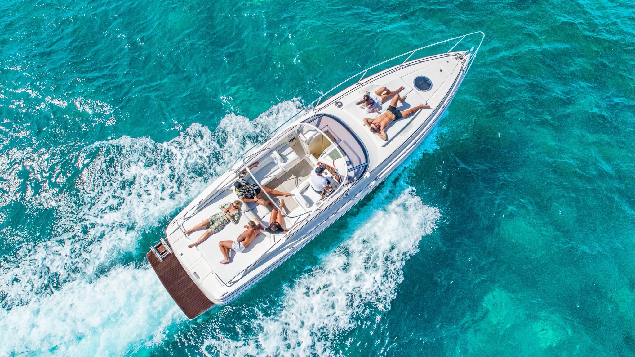 Ibiza: Private Bootsfahrt mit Wasseraktivitäten