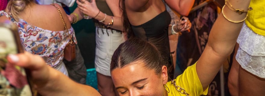 Nice : tournée des bars Yellow - bars sociaux, jeux et rencontres