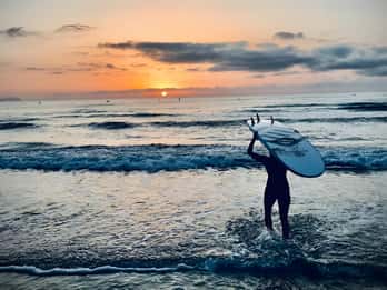 Plage de San Juan : 2 heures de location d'une table de surf + collation et boisson
