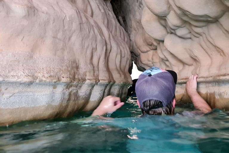 Da Muscat: Avventura a Wadi Shab, Sinkhole e Spiaggia delle Pinne