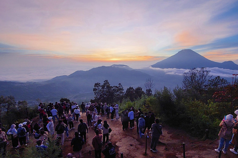 Viagem ao nascer do sol dourado no planalto de Dieng Sikunir com guia