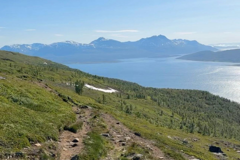 特罗姆瑟：弗洛伊山徒步导览之旅，欣赏壮丽景色Tromsø: Private Guided Hike to Mount Fløya (Snacks &amp; Drinks)
