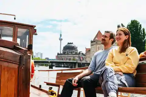Berlin: 1-stündige Boutique-Kreuzfahrt auf der historischen HEMINGWAY
