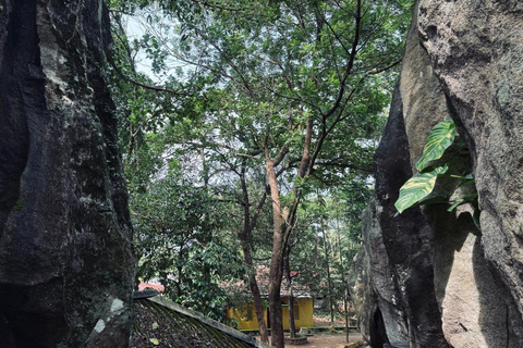 From Colombo: Gampaha District Temples & Jungle Hike Tour