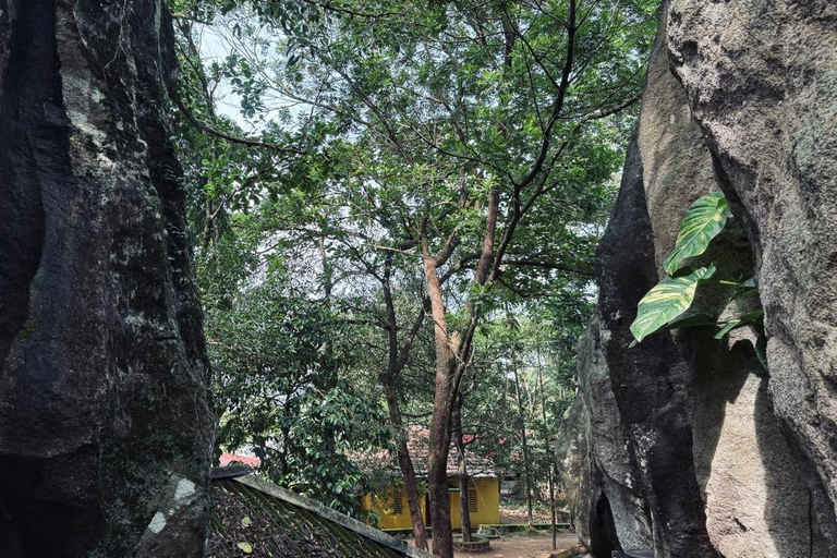 From Colombo: Gampaha District Temples & Jungle Hike Tour