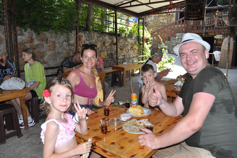 إطلالة على وادي ساباديري والجبل في ألانيا مع السباحةوادي ساباديري في ألانيا