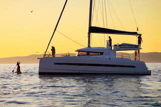 Marseille: Sunset Catamaran Cruise to Iles du Frioul with Aperitif