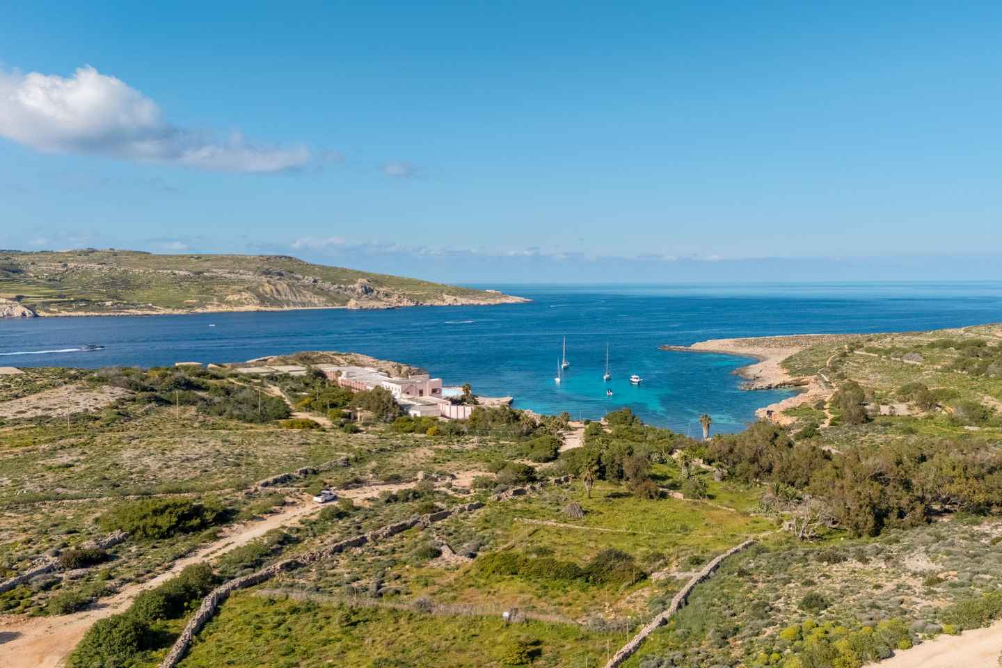 Gozo: Private Boat Tour to Comino with Swim Stops