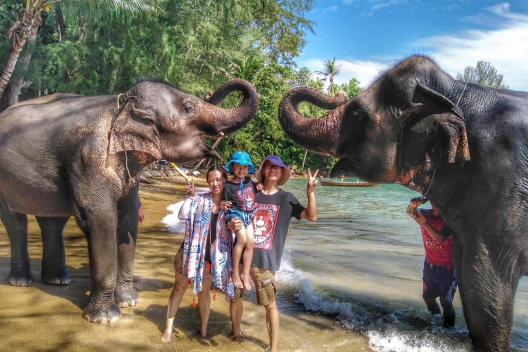 Phuket : Rafting en bambou, VTT (en option), bain d'éléphants.Rafting en bambou, bain d'éléphant, centre de conservation des tortues