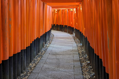 Kyoto : Découvrez les moindres recoins de l&#039;emblématique sanctuaire de Fushimi InariVisite de groupe