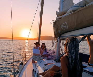 Alghero: Experiencia Aperitivo en Vela al Atardecer