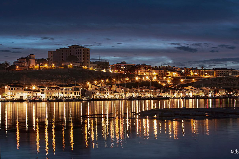 Menorca: Tour privado en barca con aperitivo y puesta de sol