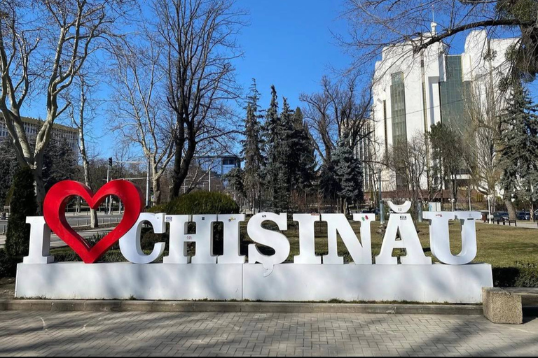 Chisinau on Foot – Walking Tour in Italian: Monuments, Curiosities, and Real Life Chisinau on Foot – Walking Tour in Italian: Monuments, Fun Facts, and Real Life