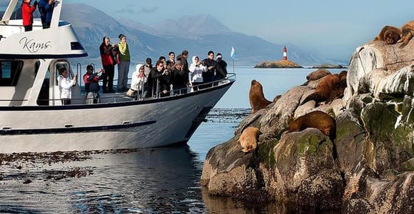 Beagle Channel: Yacht Tour & Minitrekking on Bridges Islands
