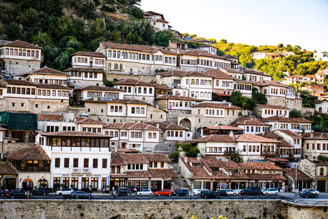 Desde Tirana: Excursión de un día a la ciudad UNESCO de Berat y al lago Belshi