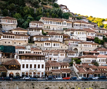 Von Durres oder Golem: Berat UNESCO & Belshi See Tagestour