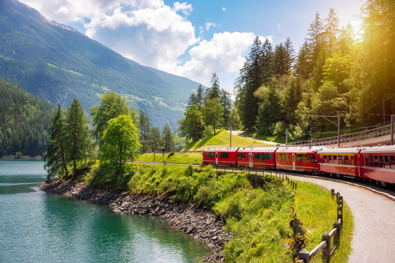 Depuis Milan : Excursion d'une journée à St Moritz et dans les Alpes avec le train rouge de la Bernina