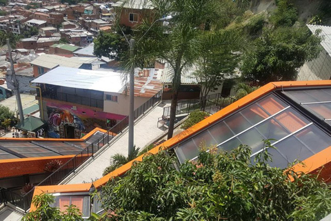 Medellín: Tour privato della Comuna 13 con la funiviaTour della Comuna 13 con la funivia