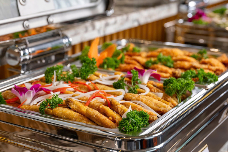 Halong Bay: Leona Dinner Cruise with Fireworks Show