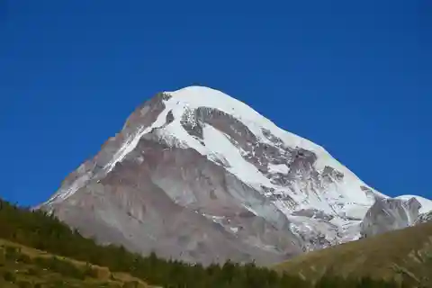 Georgia: scalare il monte Kazbegi