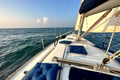 2-hrs Sailboat Group Tour with Burj Khalifa & Skyline views