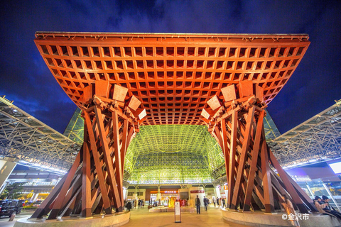 Discover Kanazawa: Market, Castle & Garden walk with a Local
