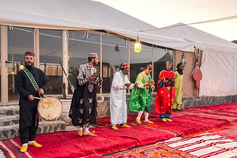 Agafay Desert Escape: Abendessen bei Sonnenuntergang, Pool &amp; Quad/KamelAbendessen in der Agafay-Wüste mit Kamelritt