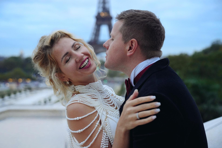 Paris: Photoshoot by the Eiffel Tower, BEST PRICE AND VALUE 15-Min Day Session – (5 Edited Photos)