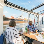 Hamburg: Hafenrundfahrt mit Wein und Käse