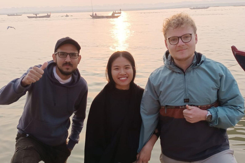 Journée complète de visite guidée de Varanasi en voiture climatisée avec un guide local