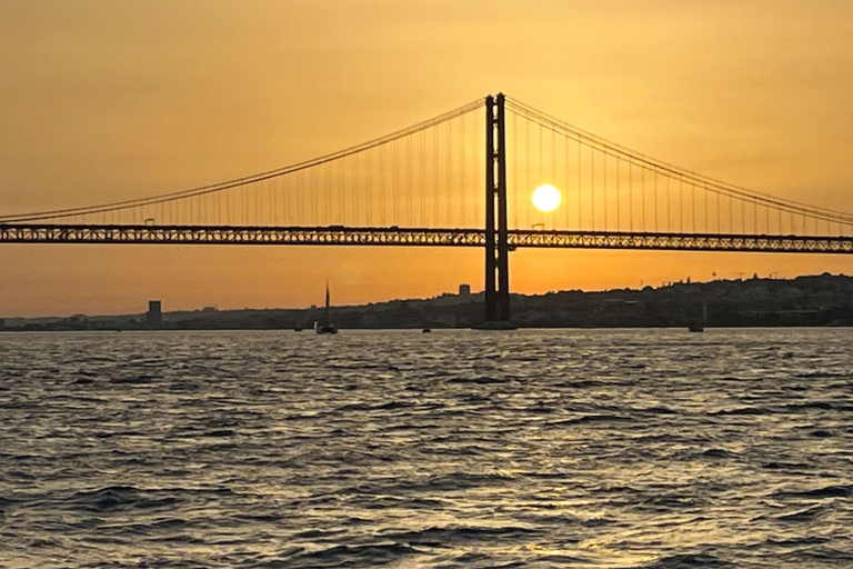 رحلة بحرية لمدة ساعتين في لشبونة على متن سفينة غروب الشمسرحلة بحرية لشبونة غروب الشمس لمدة ساعتين