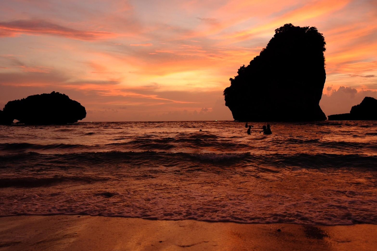 Phi Phi: Passeio ao pôr do sol na Baía de Nui com Plâncton em barco de cauda longa