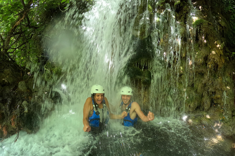 Split/Omiš/Makarska: Rafting, Klippenspringen und HöhlentourCetina River Rafting ab Split | Klippenspringen | Höhlenbesuch