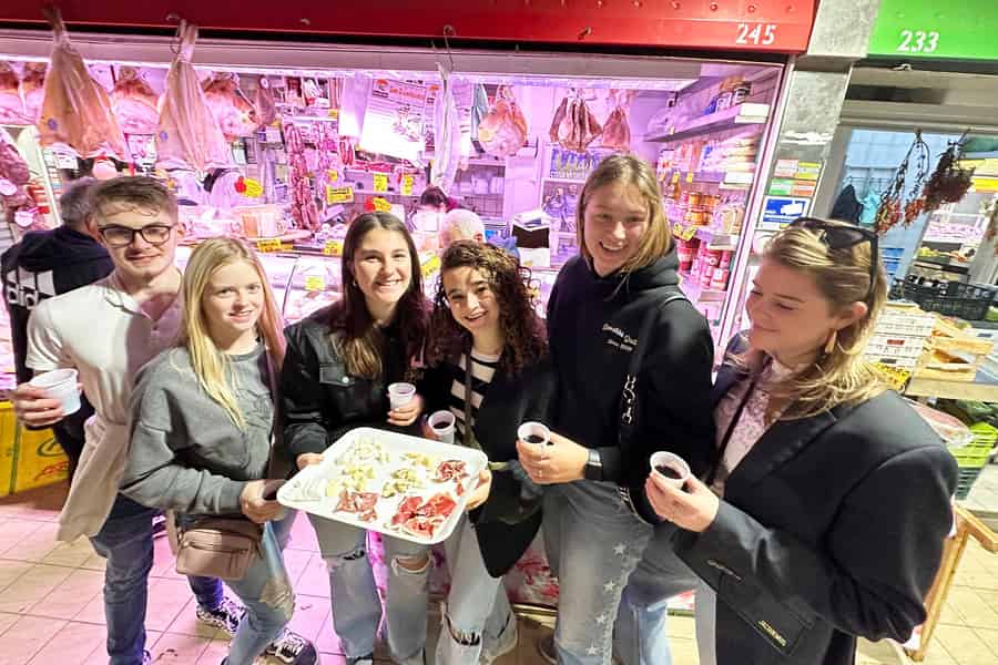 Marseille: Streetfood-Tour und geführter Sightseeing-Rundgang. Foto: GetYourGuide Marseille: Streetfood-Tour und geführter Sightseeing-Rundgang. Foto: GetYourGuide