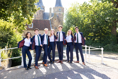 Delft City Center; Private Photoshoot & Guided Walk Classic Delft Walk