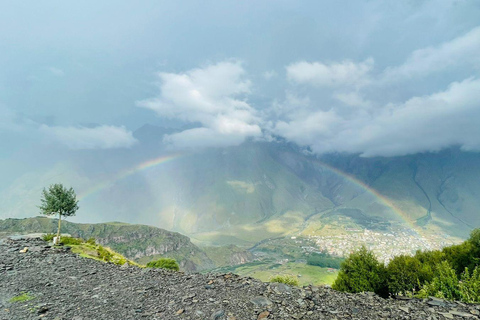 "L'ascension de la beauté : Un voyage d'un jour à Kazbegi"