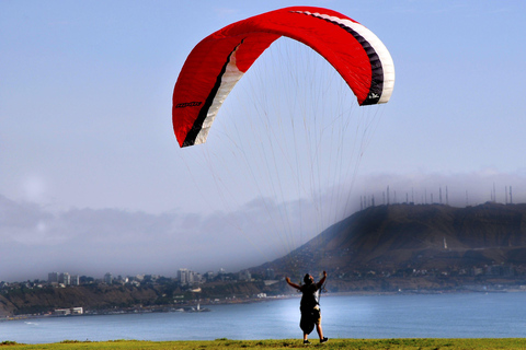 Paragliding Flight with a private pilot on Costa Verde-Lima Paragliding Flight Over Districts of the Costa Verde – Lima