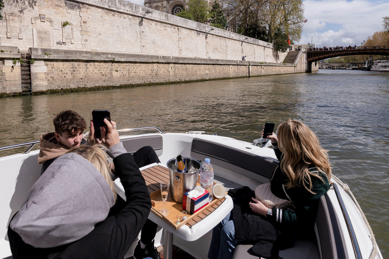 Paris: Private Seine River Cruise Paris: Private Seine River Cruise with Guide