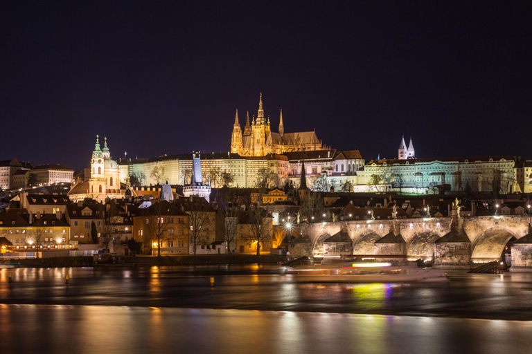 Prague: Sightseeing Boat Cruise with Buffet Dinner