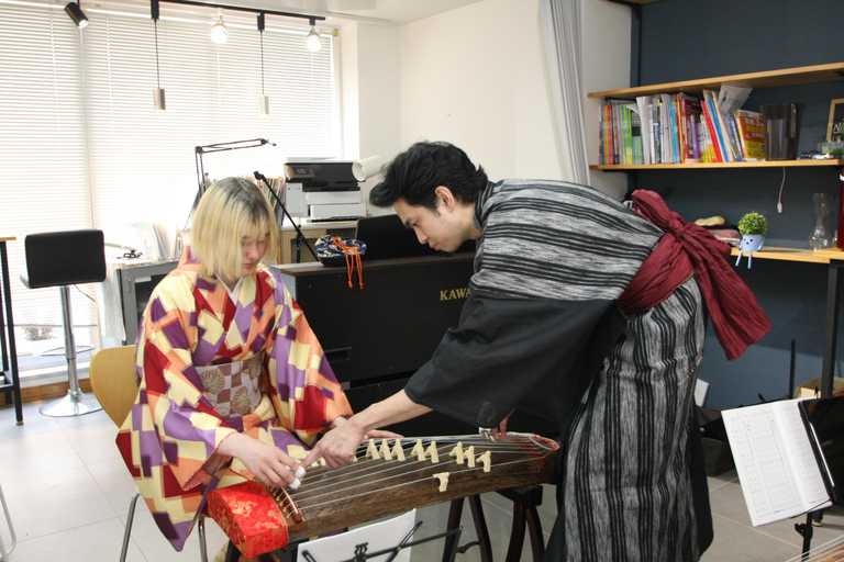 Hiroshima : Koto, Kimono, Fotoshooting Traditionelles ErlebnisHiroshima Downtown: Traditionelles Koto- und Kimono-Erlebnis