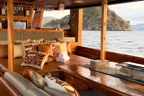 Komodo: Full-Day Sailing Trip by New Luxury Phinisi