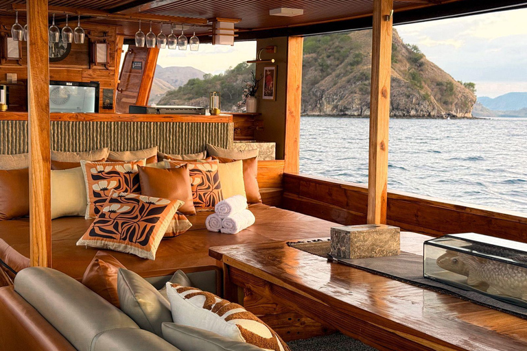 Komodo: Full-Day Sailing Trip by New Luxury Phinisi