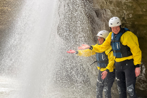 Çorovoda: Osumi Canyon River Tubing Tour med picknicklunch