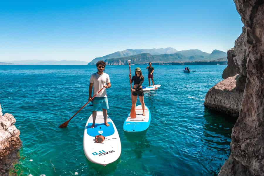 Sorrento: SUP Paddleboard Tour zu Bagni Regina Giovanna. Foto: GetYourGuide